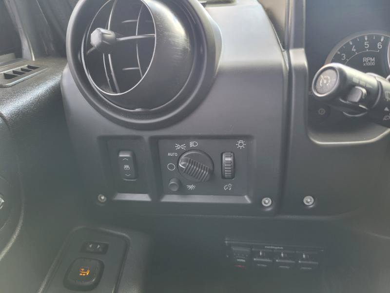 Used 2005 HUMMER H2 SUT w/ Preferred Equipment Group AWD/4WD image 40