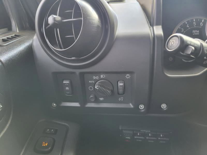 Used 2005 HUMMER H2 SUT w/ Preferred Equipment Group AWD/4WD image 40