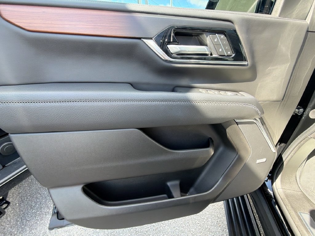 Used 2025 GMC Yukon Denali w/ Sun & Power Step Package AWD/4WD image 28