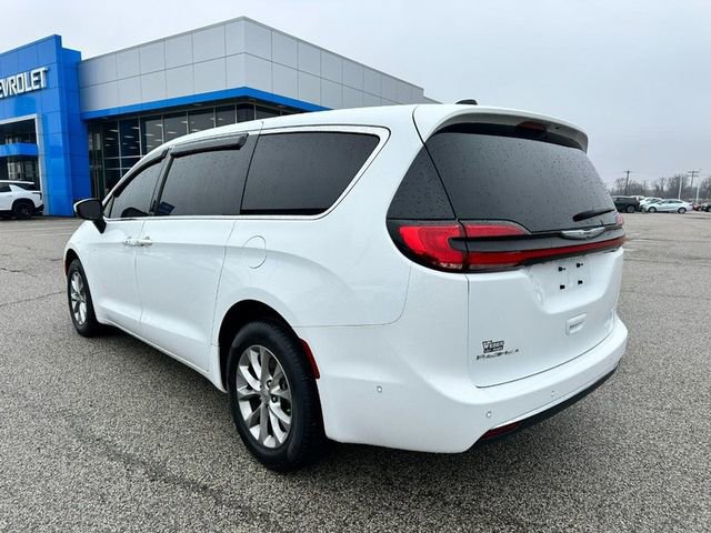 Used 2023 Chrysler Pacifica Touring-L image 3