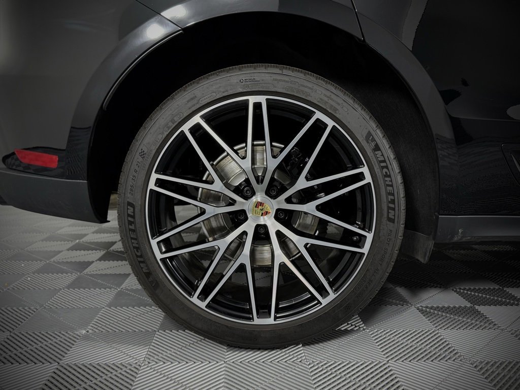 Certified 2025 Porsche Macan image 18