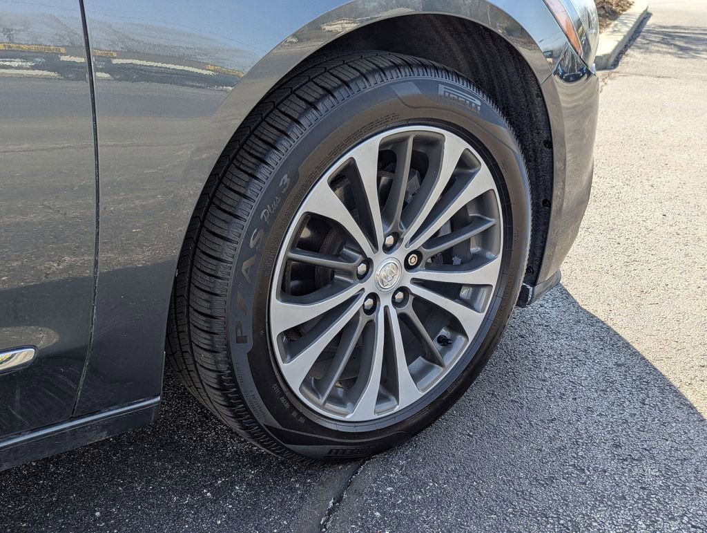 Used 2017 Buick LaCrosse Essence image 27