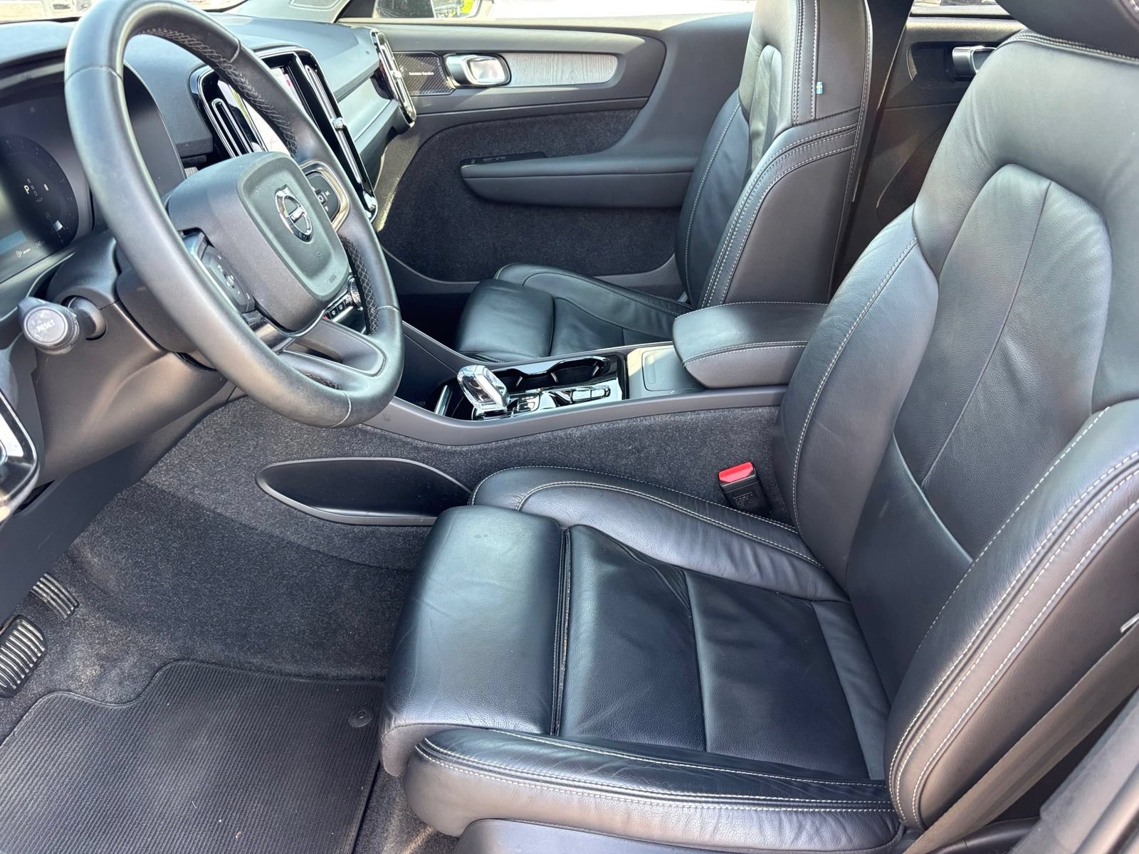 Used 2023 Volvo XC40 B4 Ultimate FWD image 12