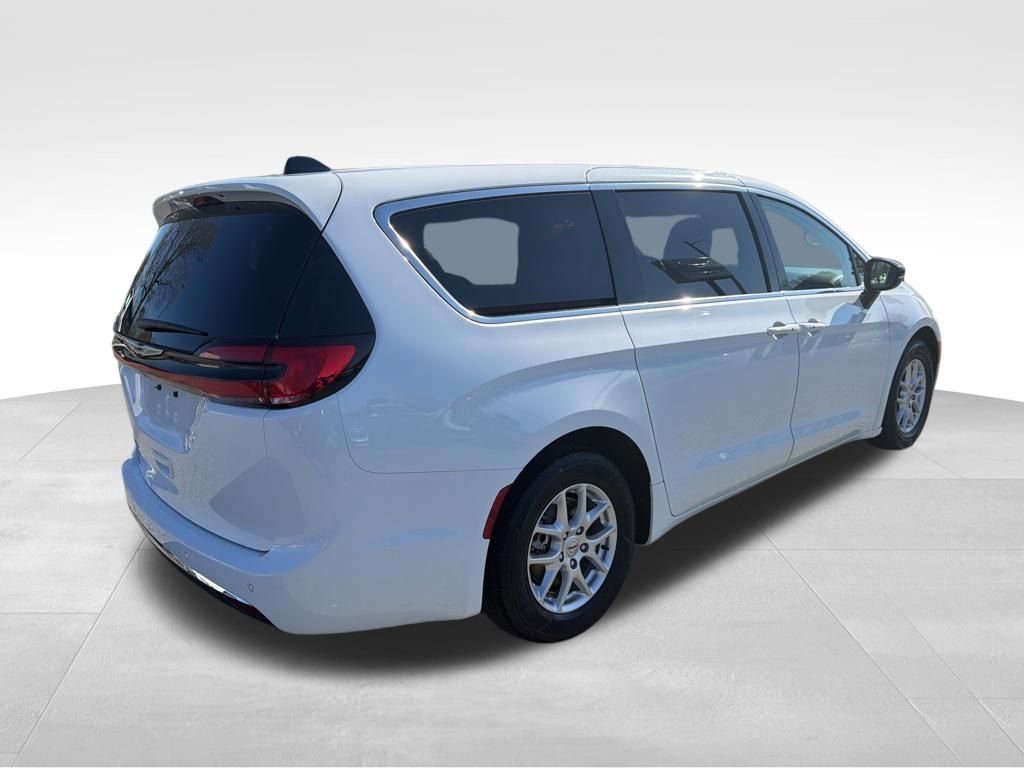 Used 2024 Chrysler Pacifica Touring-L image 5