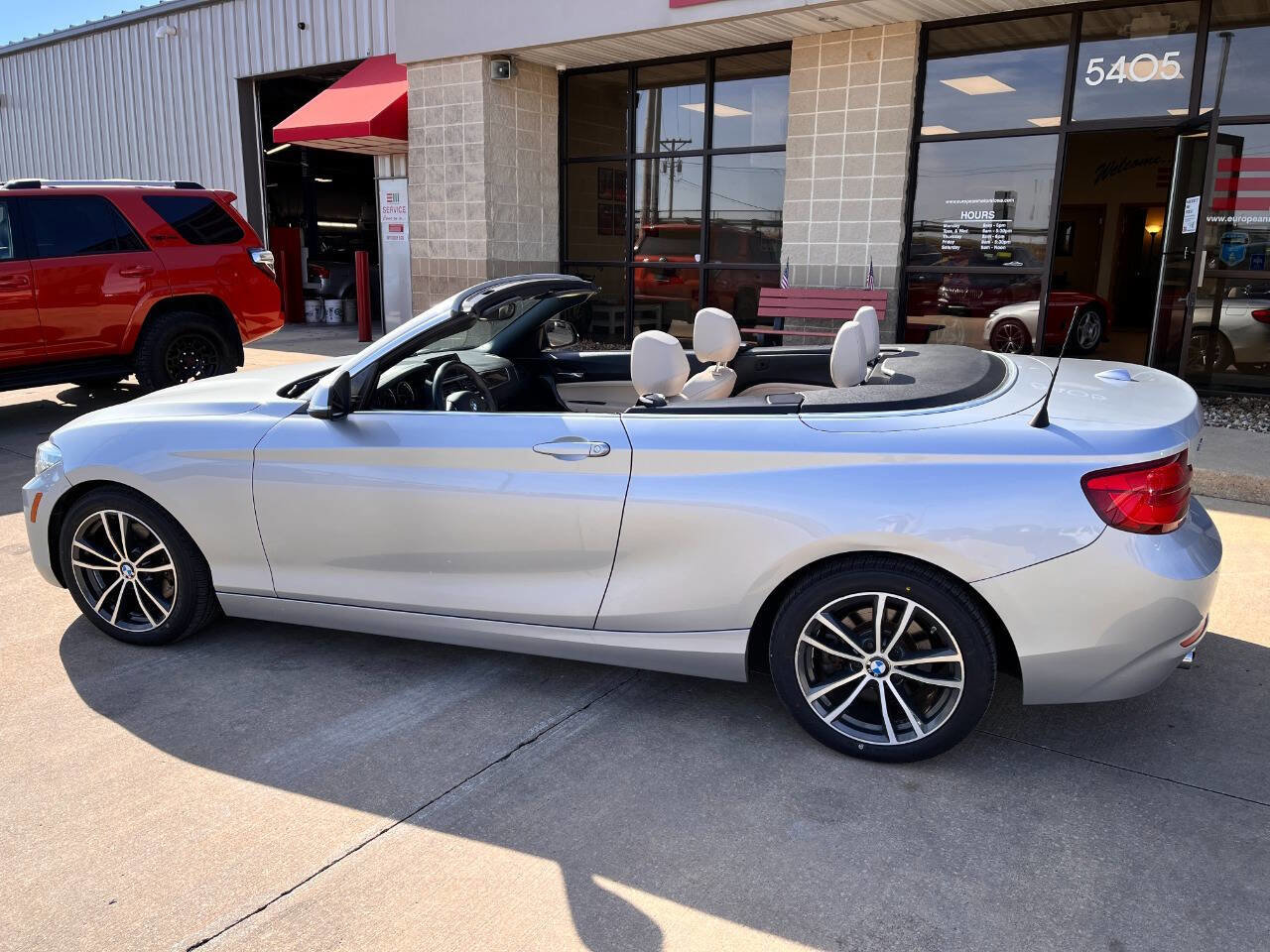 Used 2018 BMW 230i xDrive 230i xDrive AWD 2dr Convertibl image 3