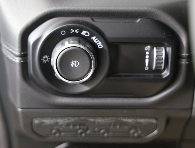 Used 2025 Jeep Wrangler Sahara image 24