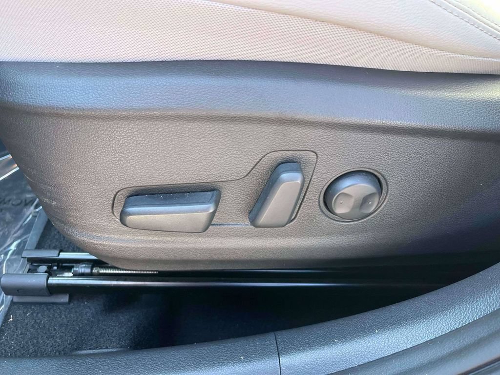 Used 2022 Hyundai Kona Limited AWD/4WD image 16
