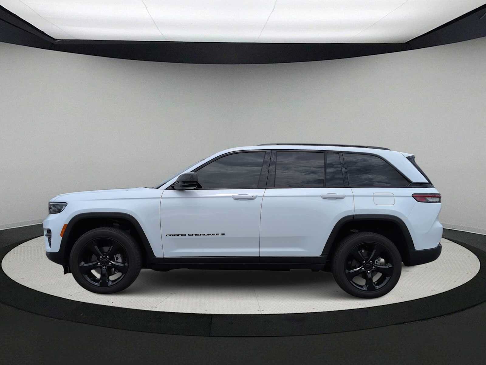 Used 2023 Jeep Grand Cherokee Altitude AWD/4WD image 5