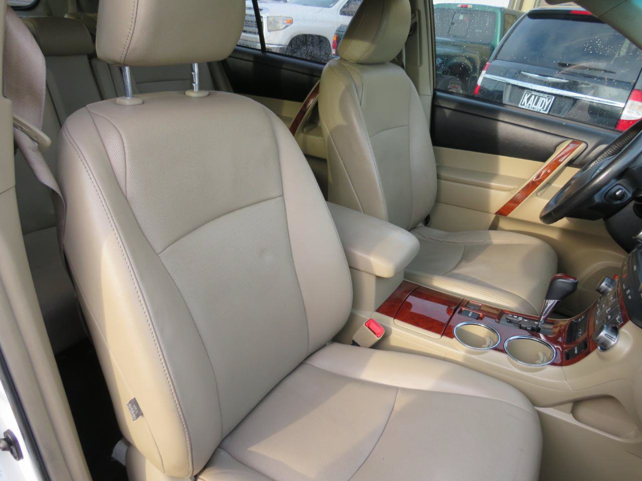 Used 2012 Toyota Highlander Limited w/ Tow Pkg FWD image 30