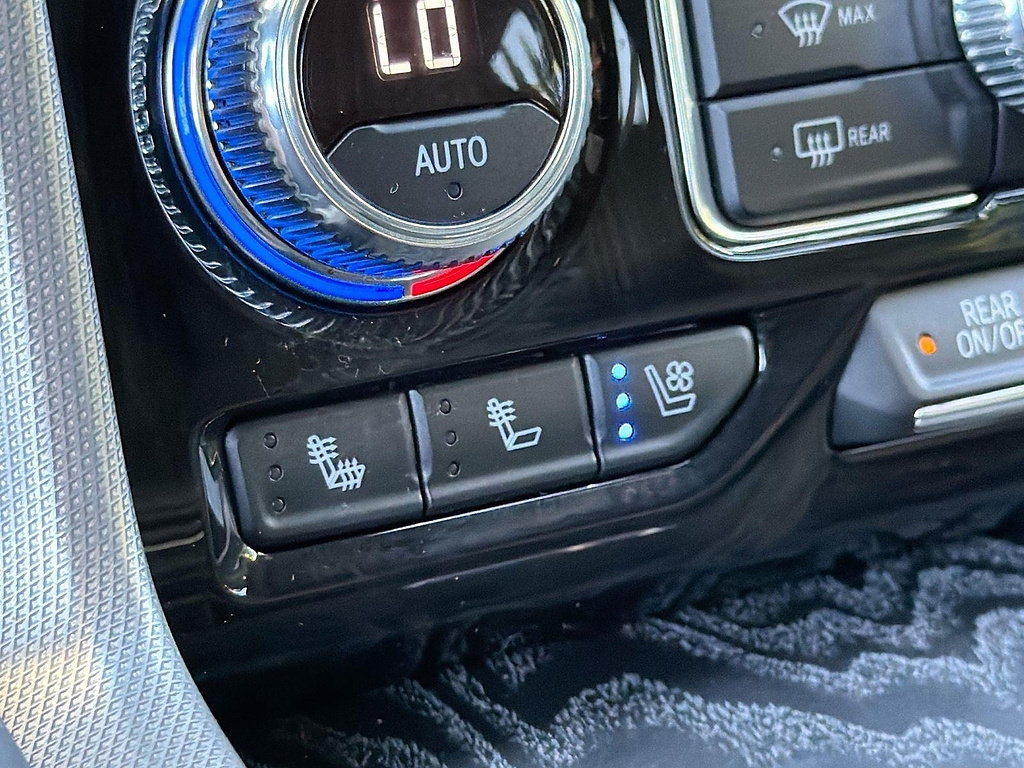 Used 2024 GMC Yukon Denali w/ Advanced Technology Package AWD/4WD image 18