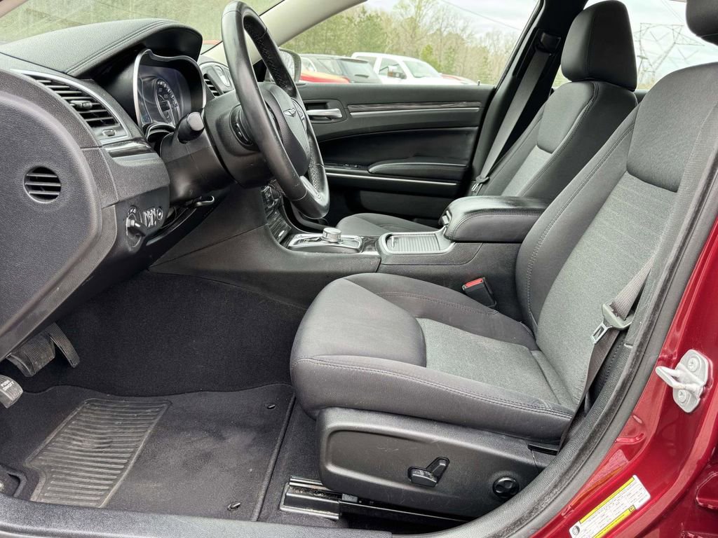 Used 2019 Chrysler 300 Touring w/ Chrome Appearance Package image 21