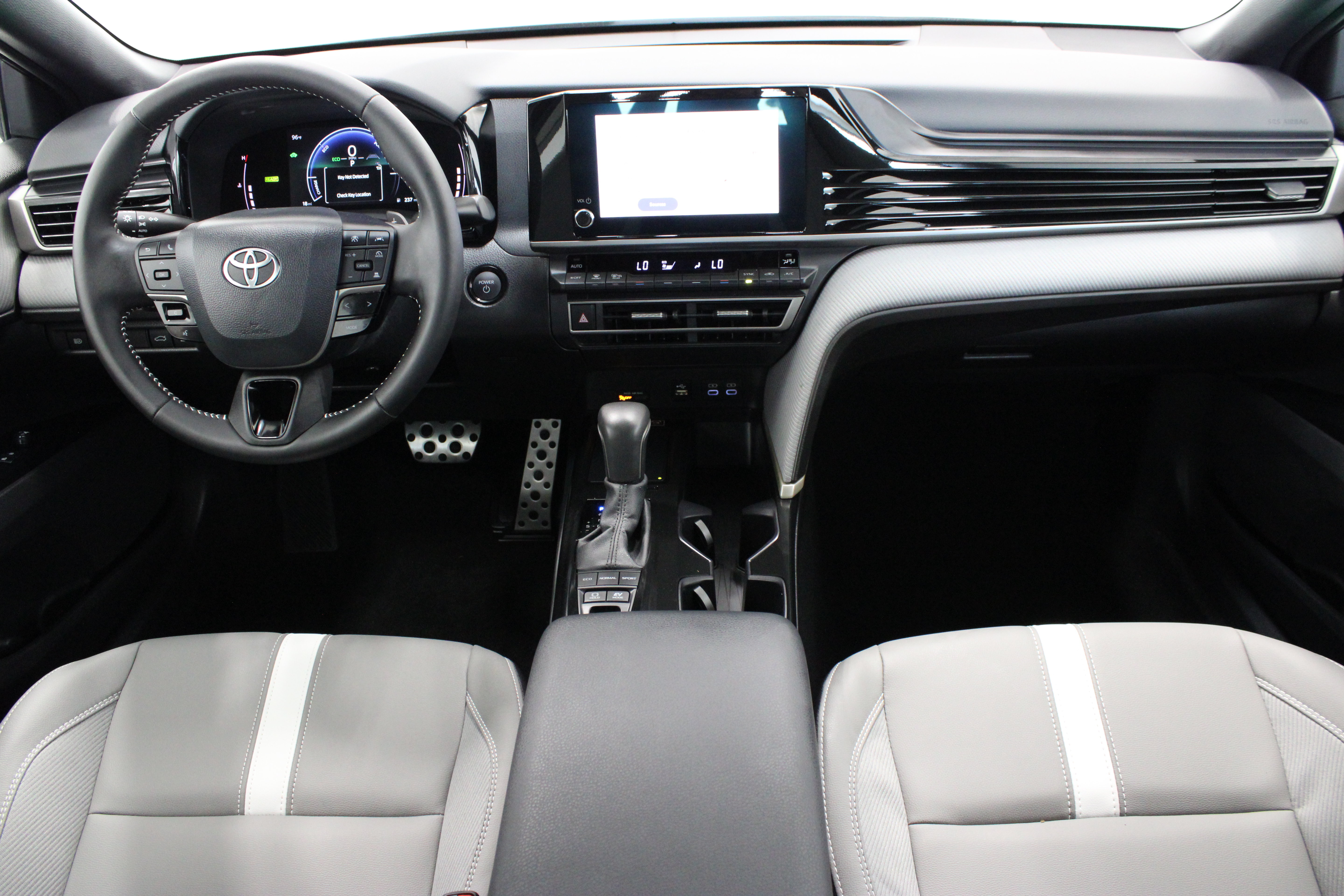 Used 2026 Toyota Camry SE FWD image 27