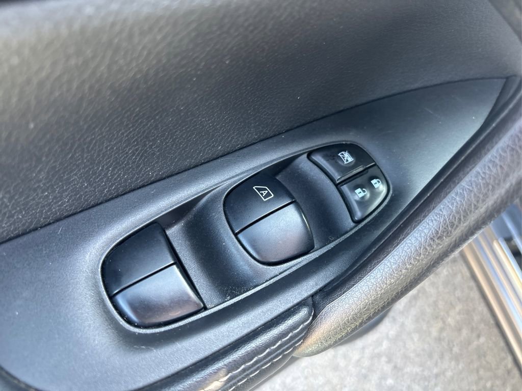 Used 2020 Nissan Rogue Sport SV image 32