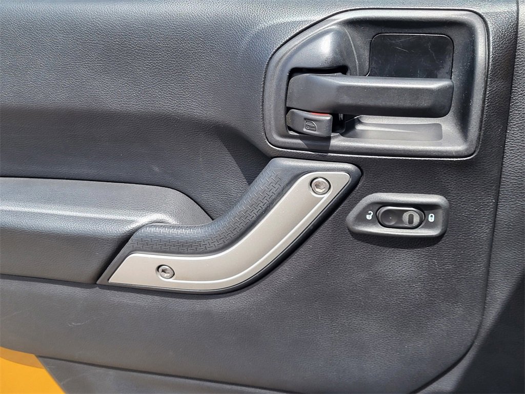 Used 2014 Jeep Wrangler Unlimited Sahara w/ Connectivity Group image 10