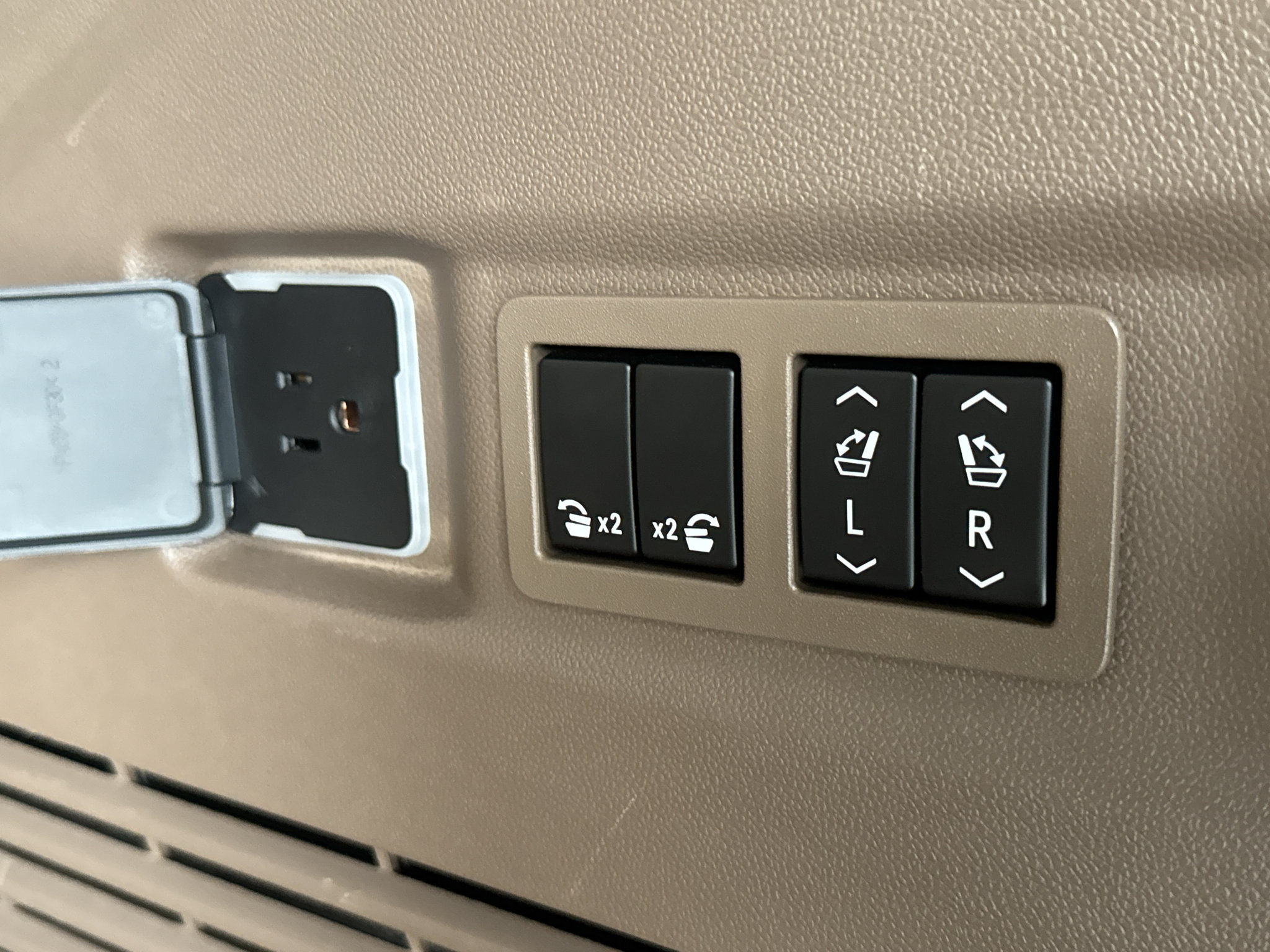 Used 2022 GMC Yukon Denali AWD/4WD image 24