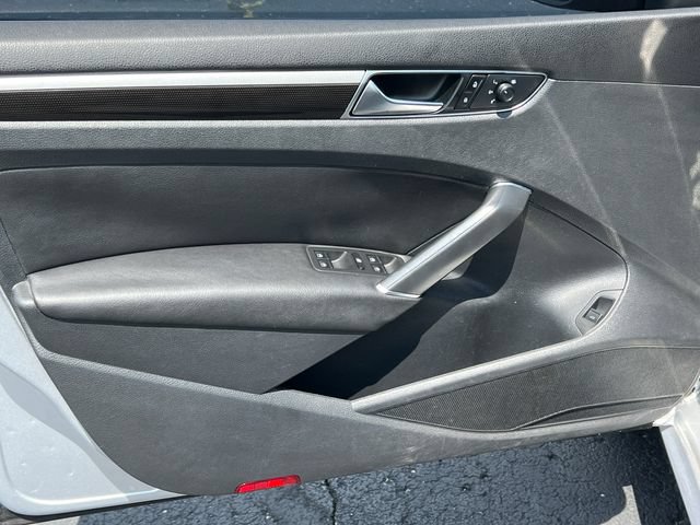 Used 2018 Volkswagen Passat 3.6 FWD image 14