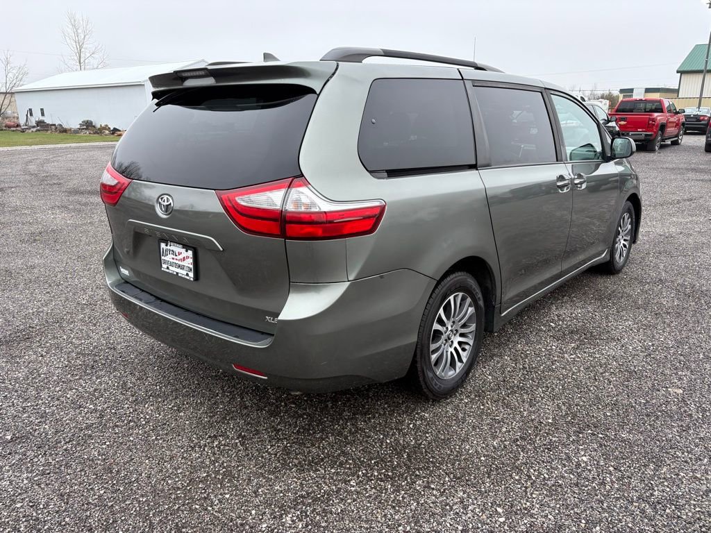 Used 2019 Toyota Sienna XLE FWD image 3