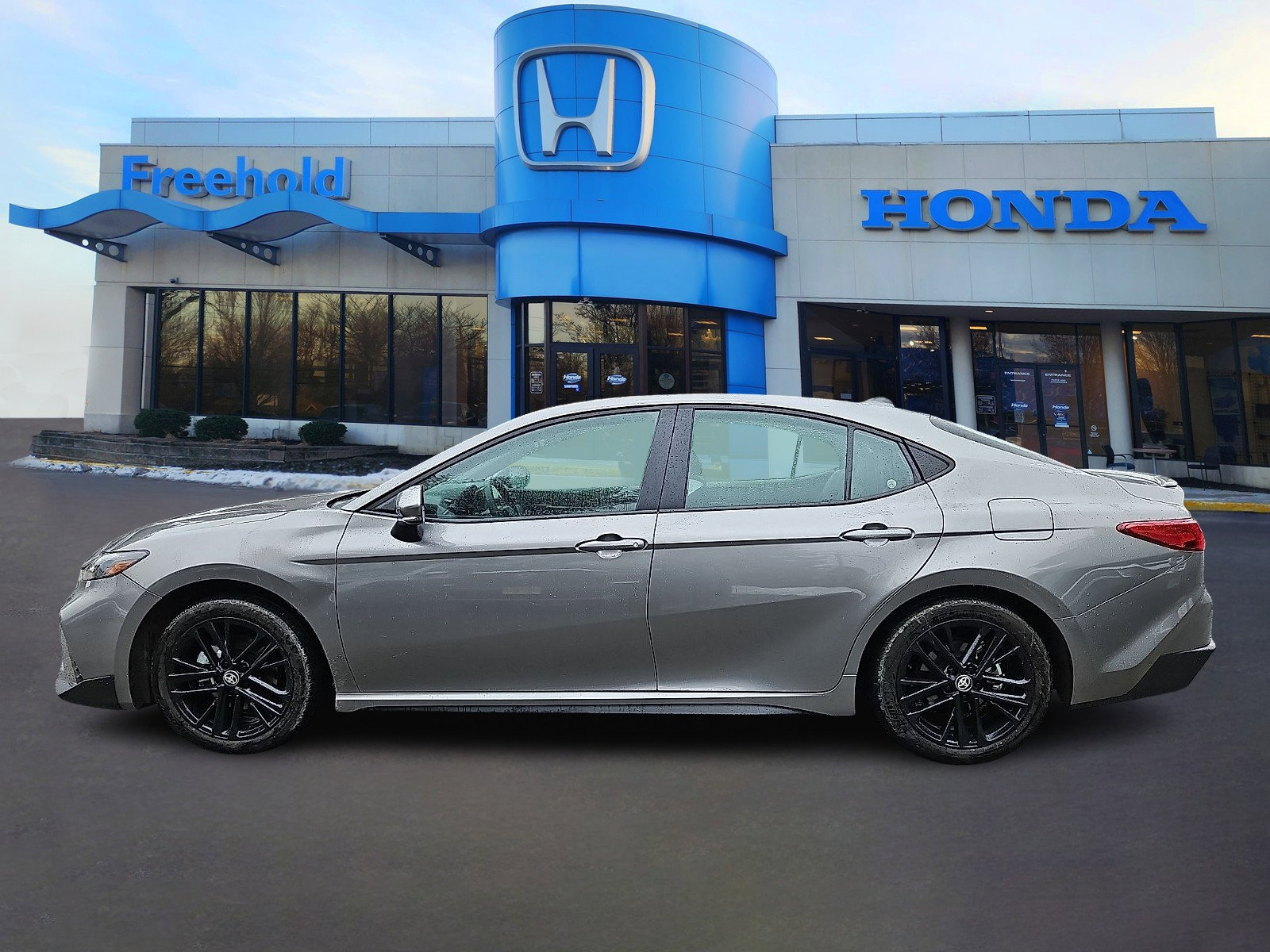 Used 2025 Toyota Camry SE image 4