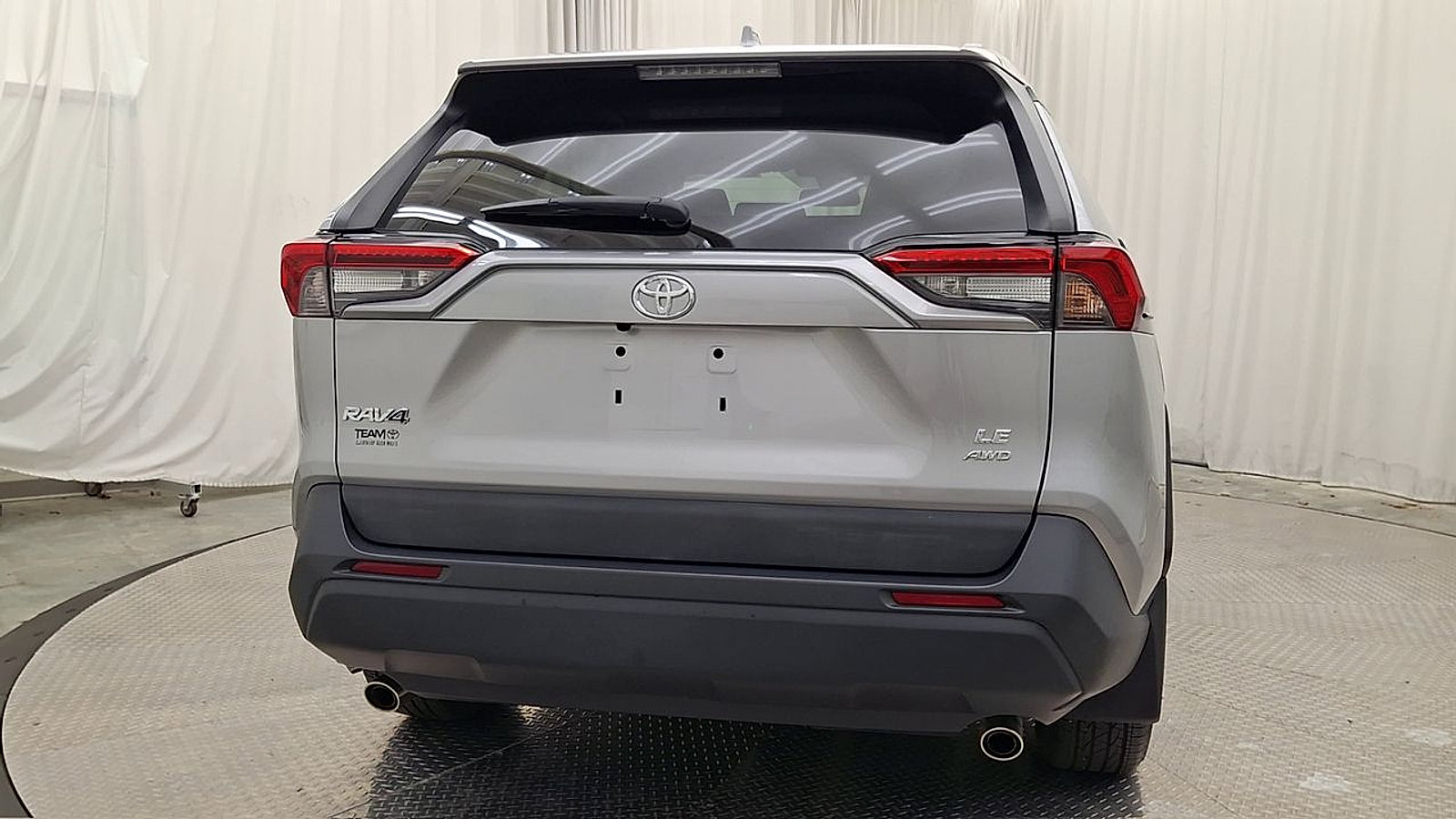 Used 2021 Toyota RAV4 LE AWD/4WD image 2