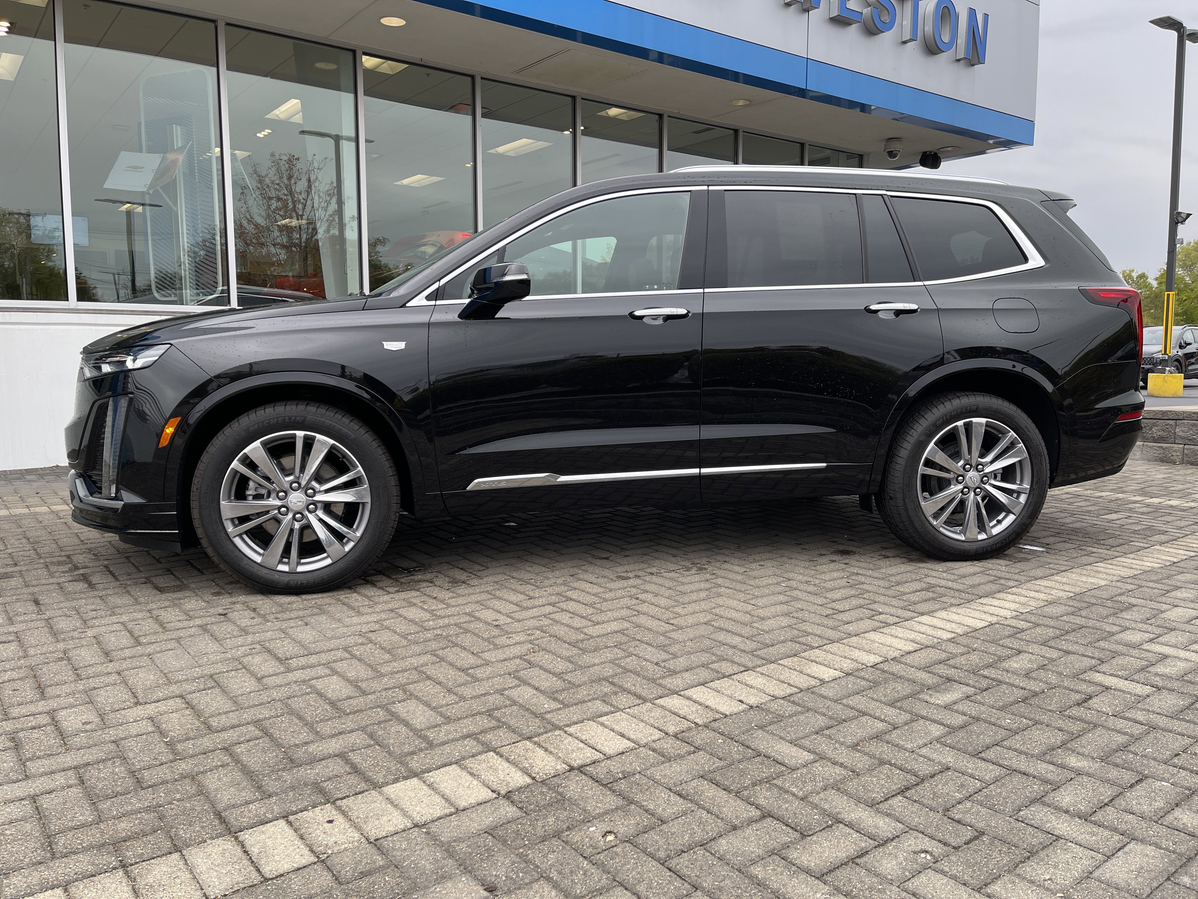 Used 2025 Cadillac XT6 Premium Luxury image 2