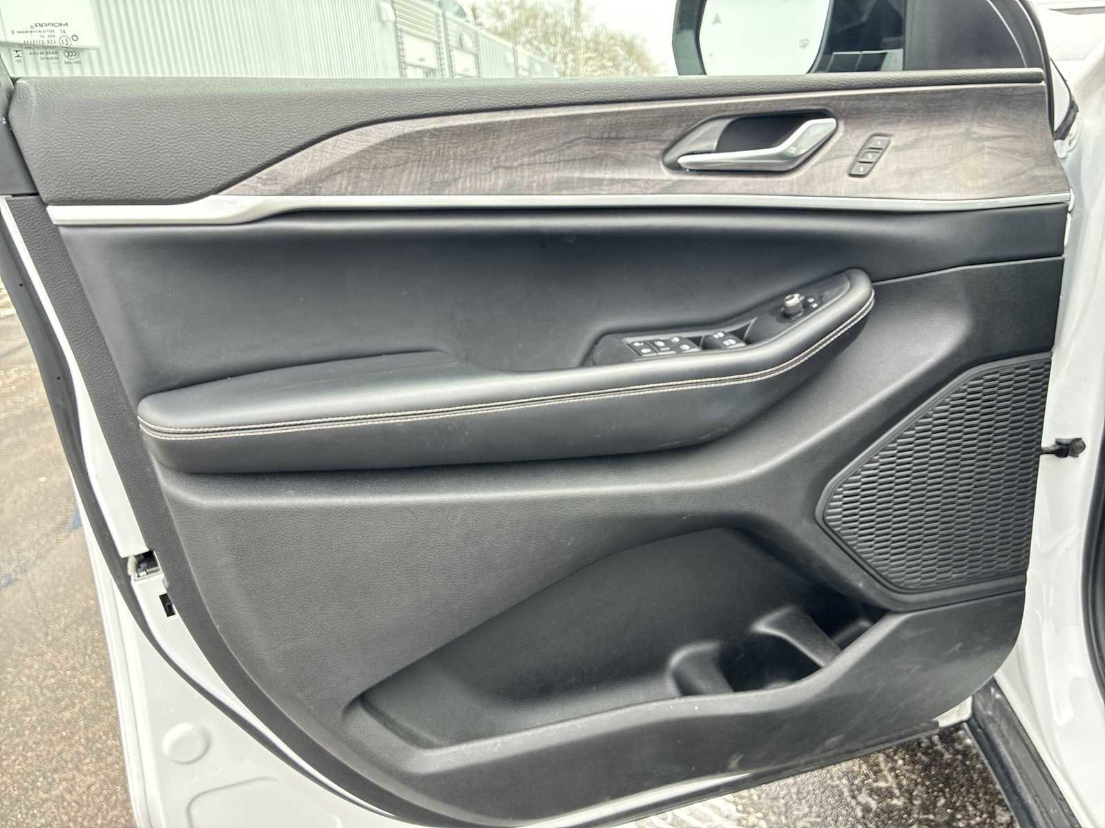 Used 2023 Jeep Grand Cherokee Limited image 22