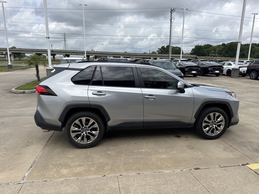 Used 2019 Toyota RAV4 XLE Premium FWD image 10