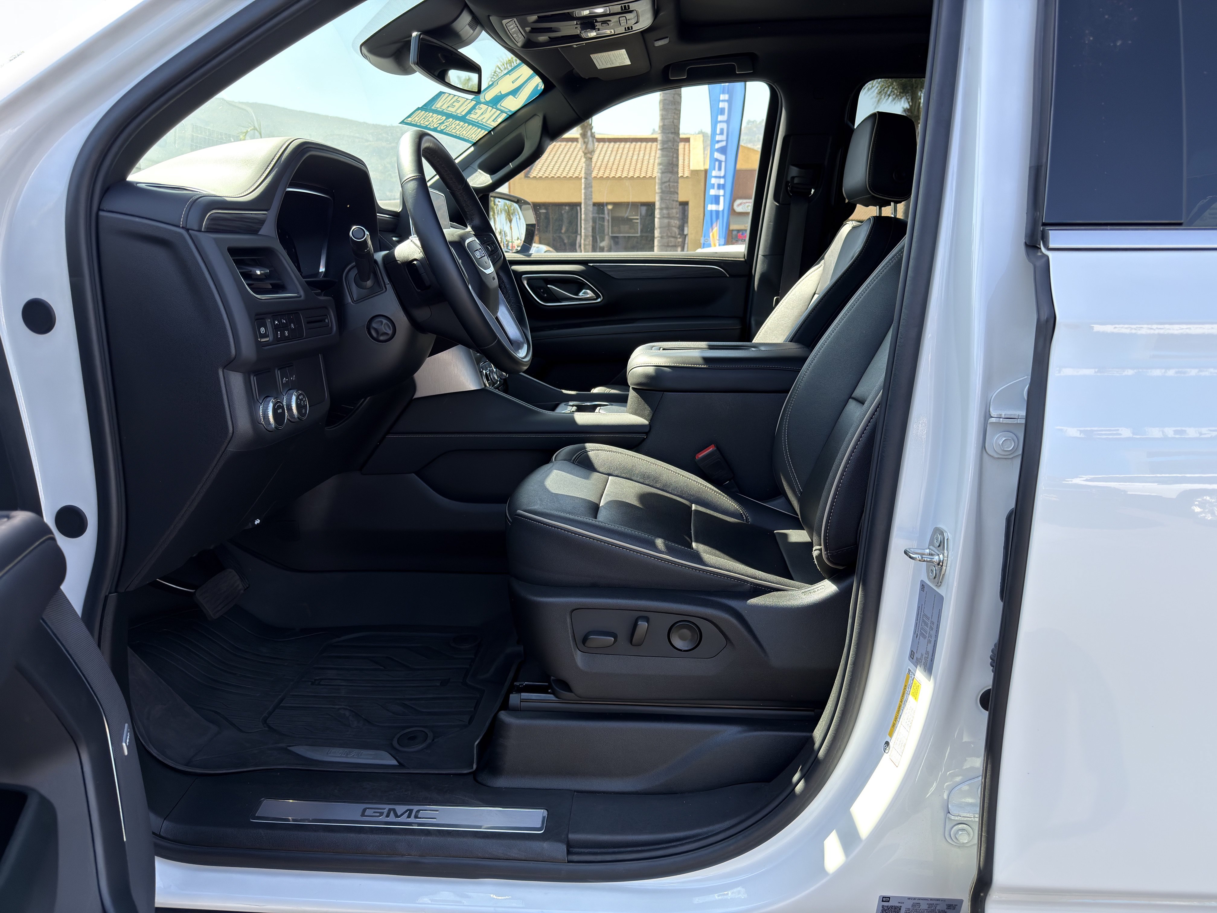 Used 2024 GMC Yukon XL SLT w/ SLT Premium Package RWD image 25