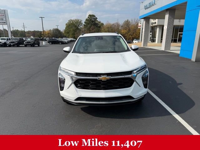 Used 2025 Chevrolet Trax LT w/ LT Convenience Package image 2