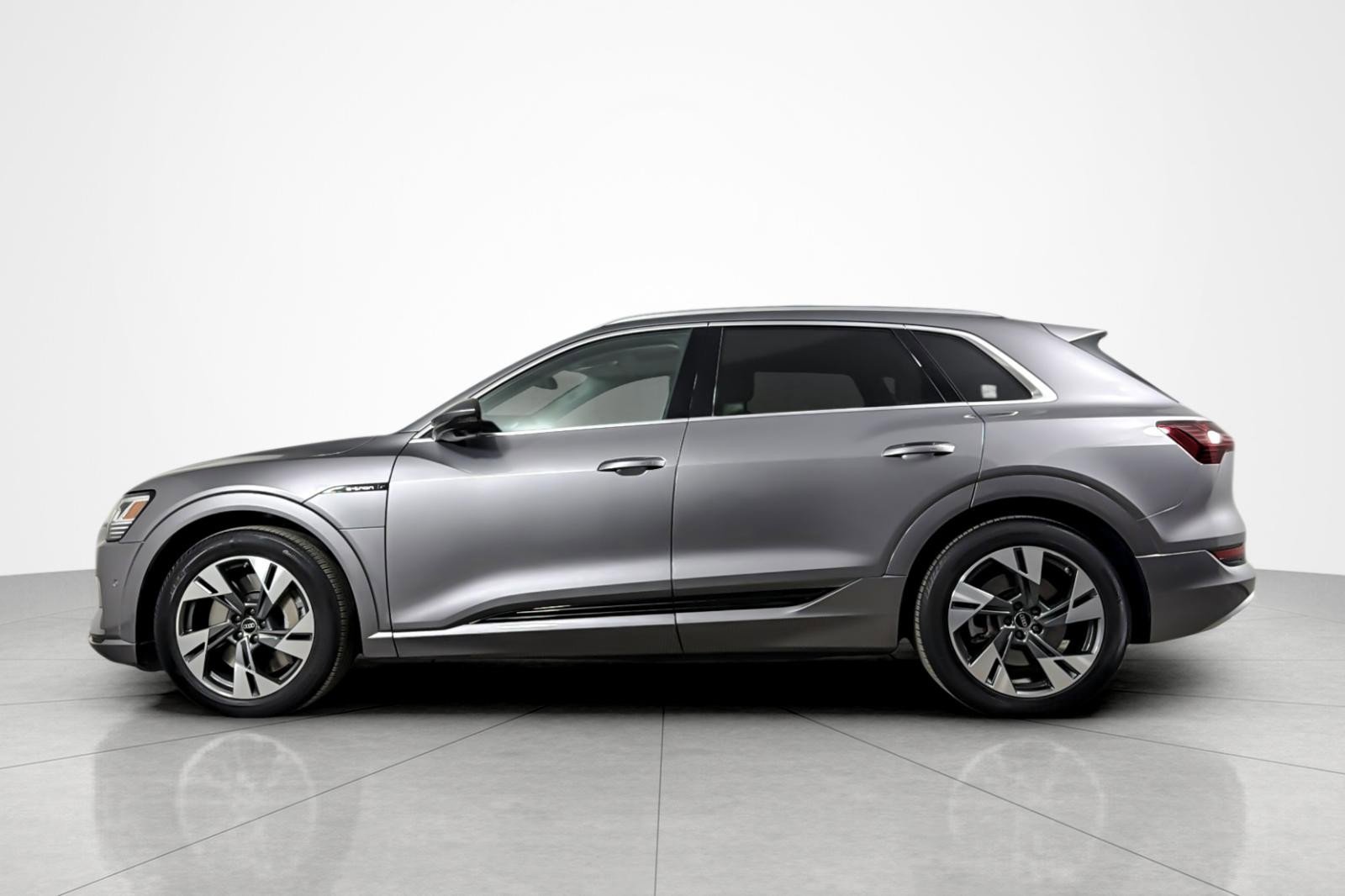 Used 2023 Audi e-tron Premium Plus AWD/4WD image 2