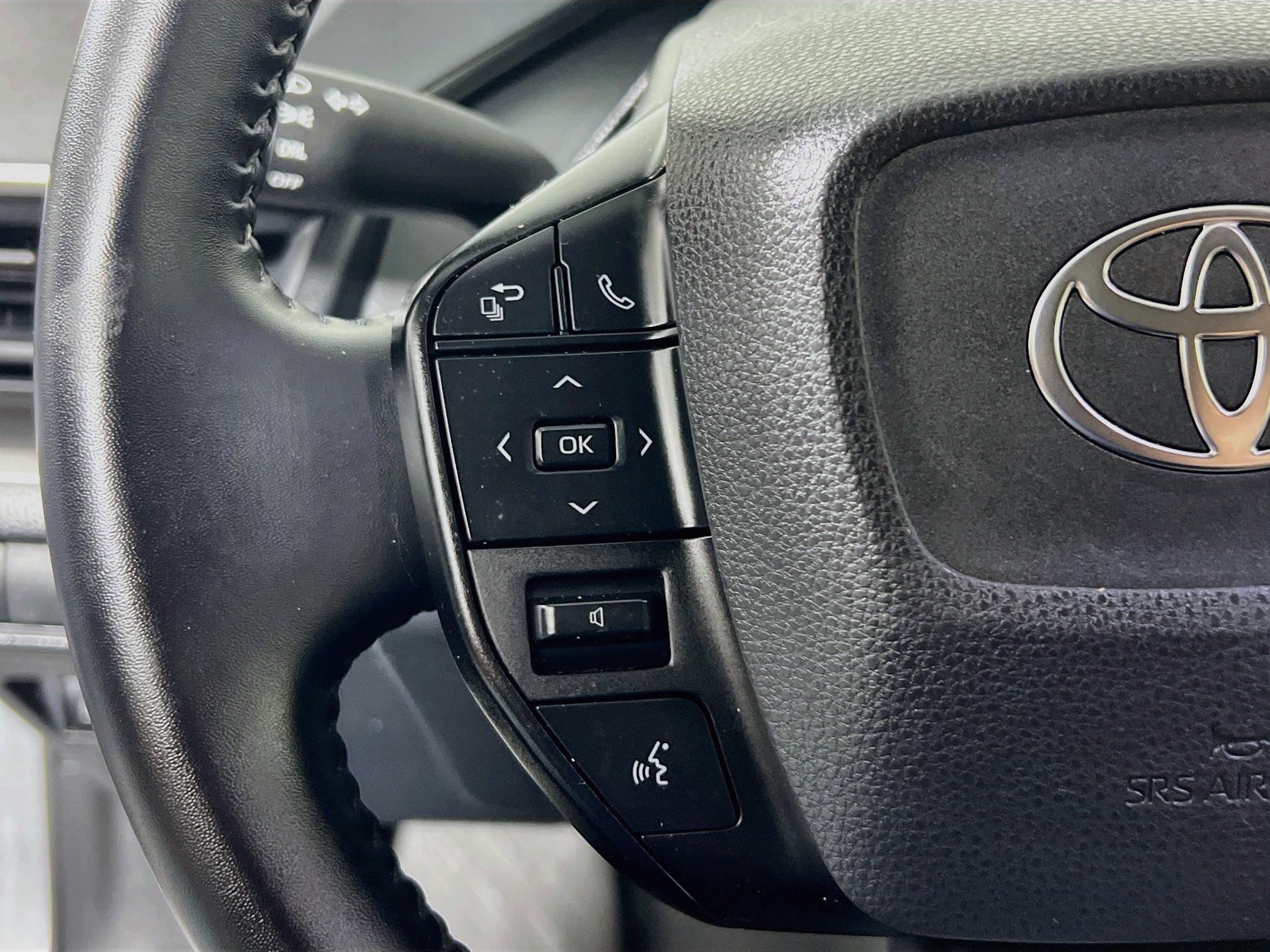 Used 2024 Toyota Prius LE FWD image 18