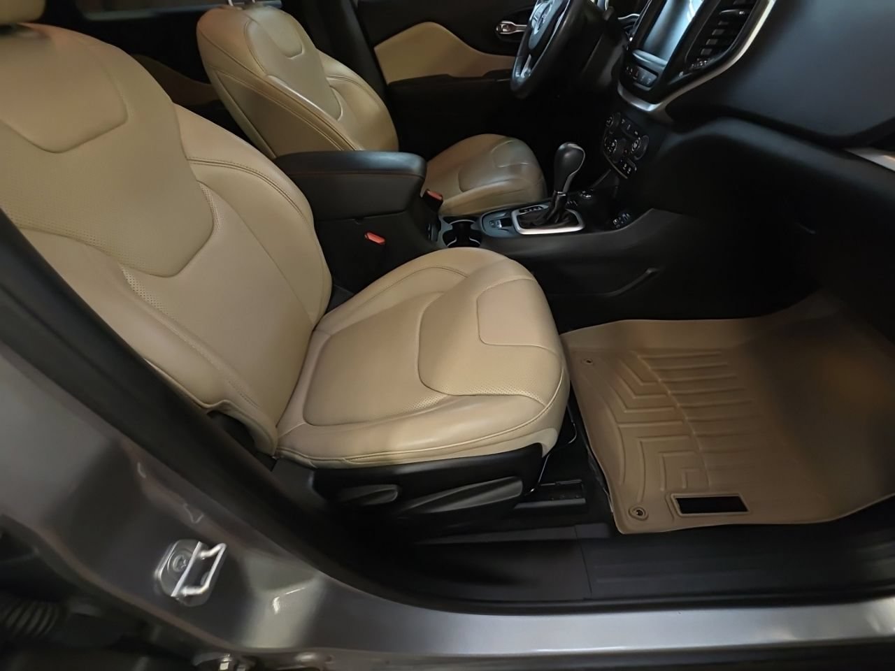 Used 2015 Jeep Cherokee Limited w/ Luxury Group AWD/4WD image 23