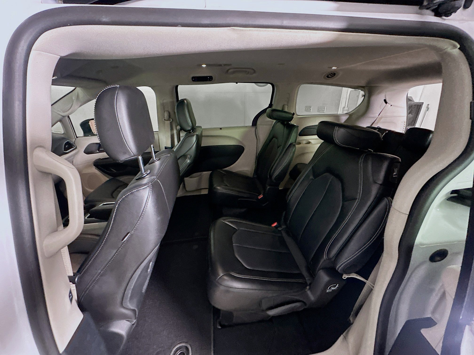 Used 2024 Chrysler Pacifica Touring-L image 27