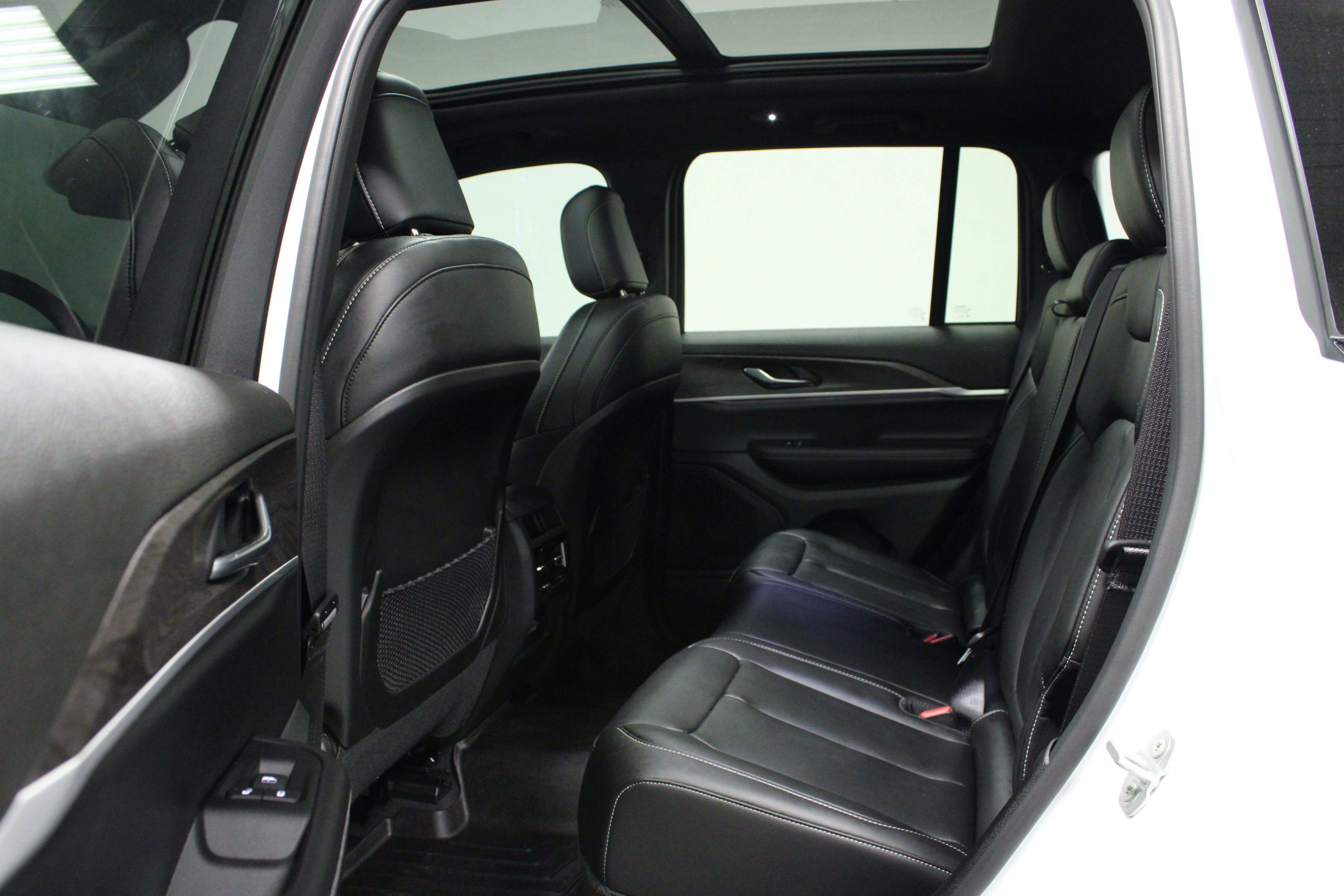 Used 2025 Jeep Grand Cherokee Limited w/ Black Appearance Package AWD/4WD image 13