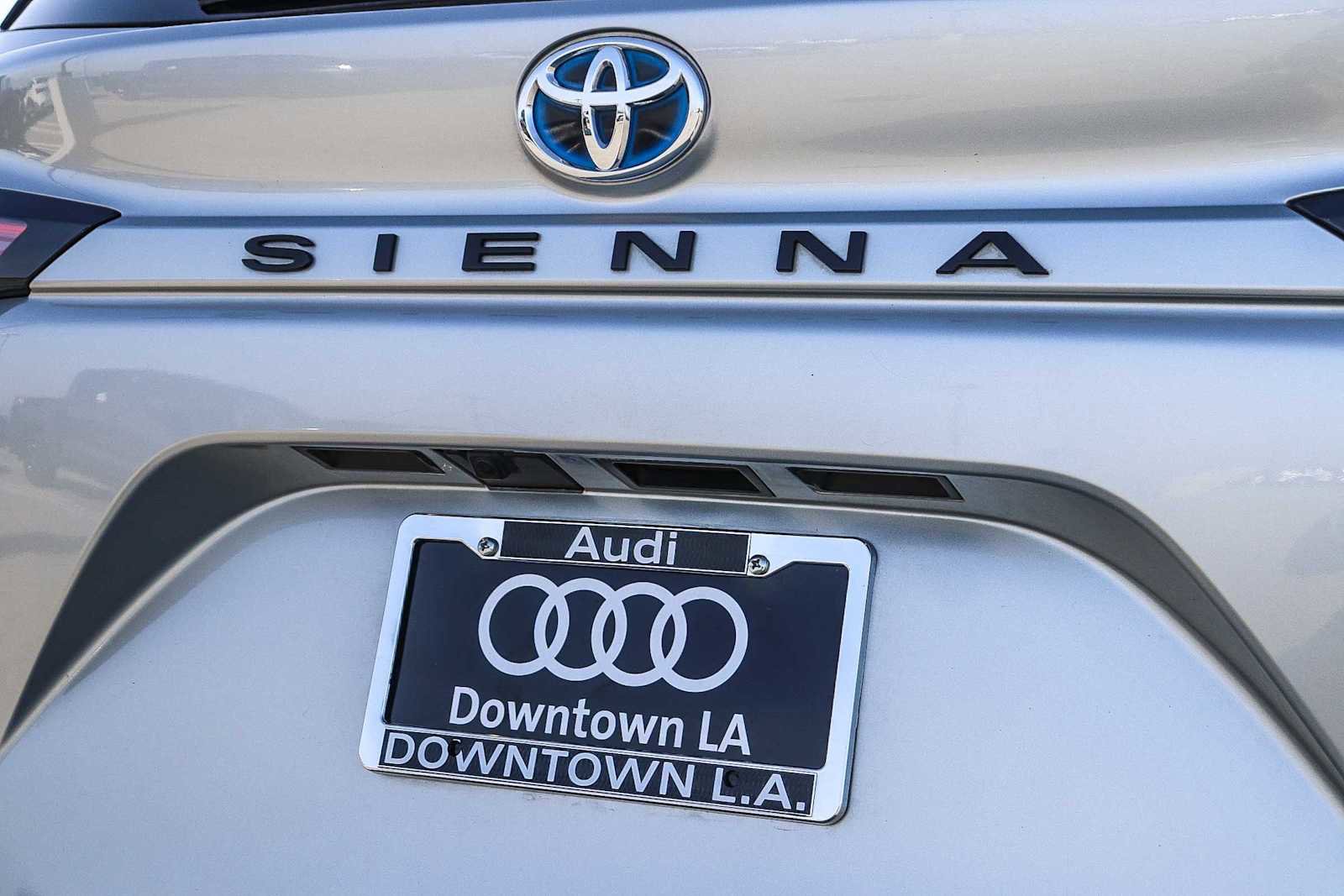 Used 2022 Toyota Sienna XLE image 11