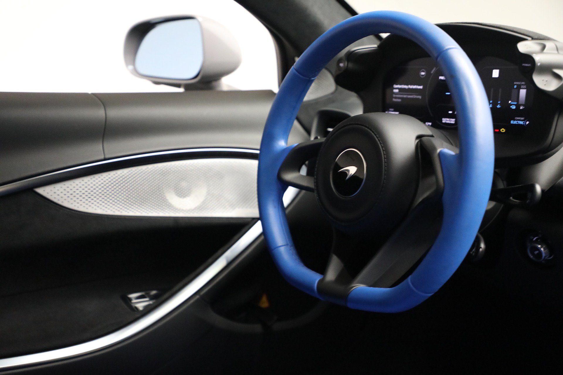 Used 2023 McLaren Artura RWD image 30