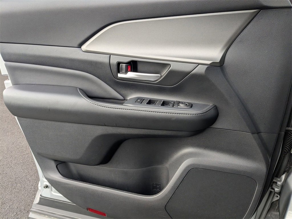 Used 2025 Toyota Grand Highlander AWD image 16