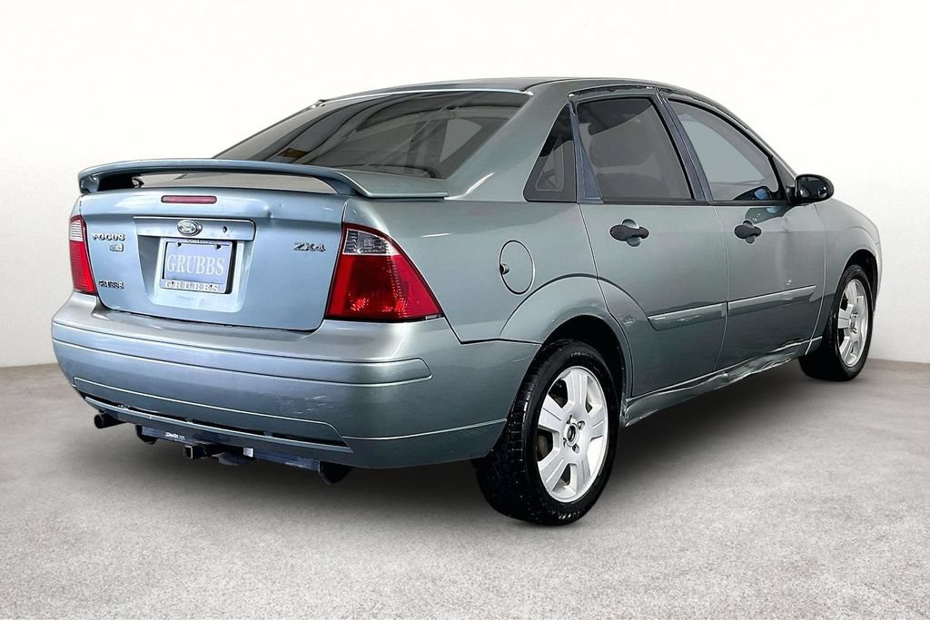 Used 2005 Ford Focus ZX4 Sedan FWD image 2