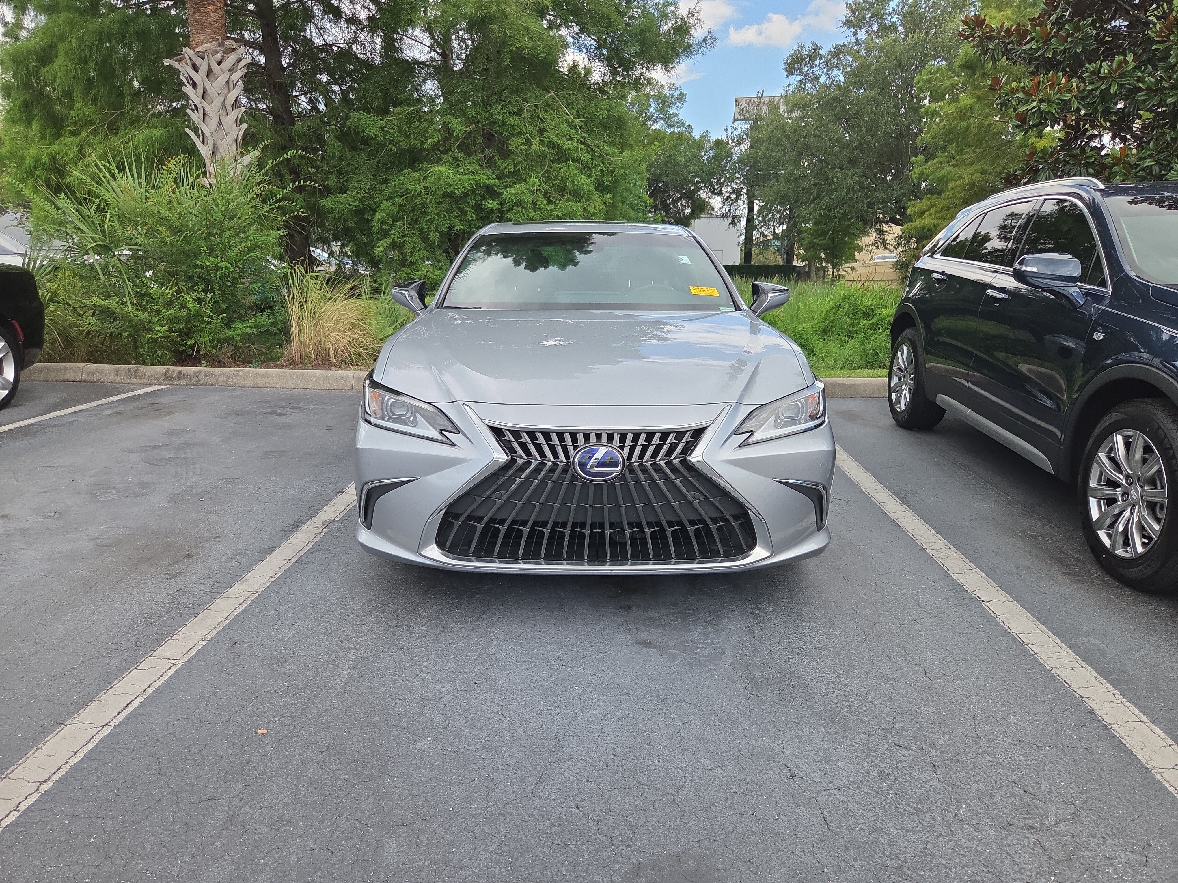 Used 2022 Lexus ES 300h w/ Premium Package FWD image 2