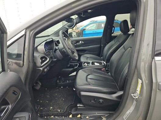 Used 2025 Chrysler Pacifica Select FWD image 8