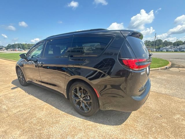 Used 2025 Chrysler Pacifica Limited w/ Uconnect Theater Family Group FWD image 6