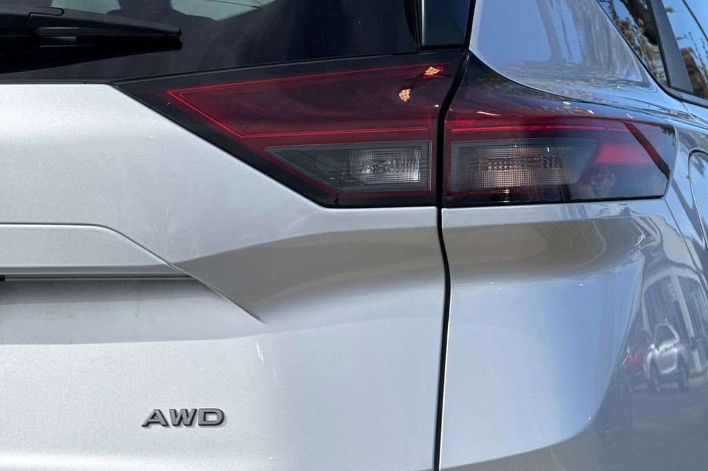 Used 2024 Nissan Rogue S image 25