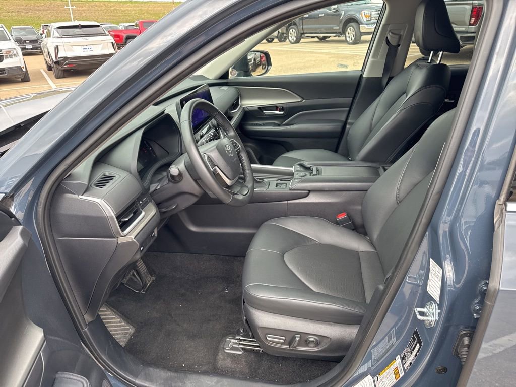 Used 2025 Toyota Grand Highlander AWD image 12