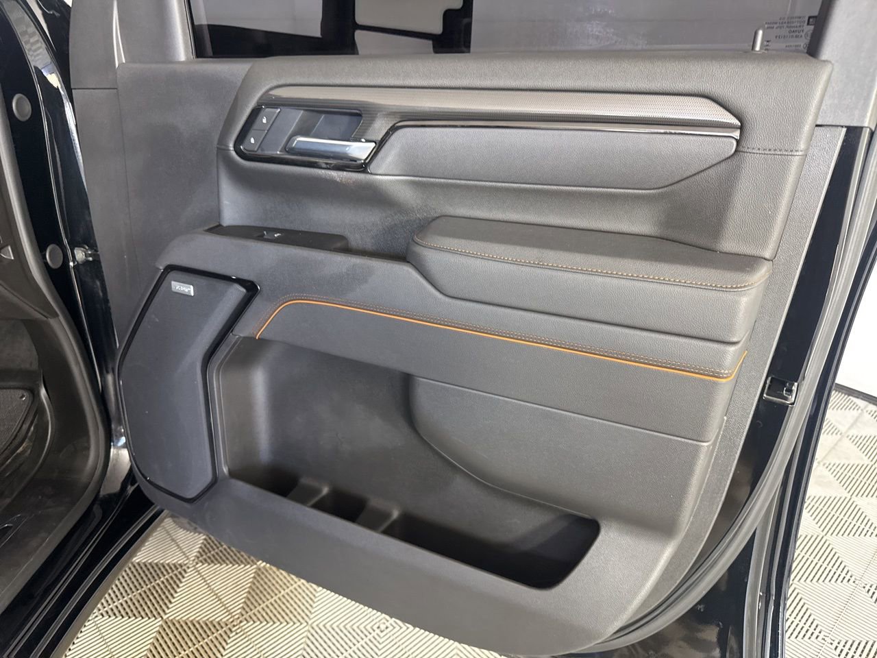 Used 2025 GMC Sierra 2500 AT4 image 27