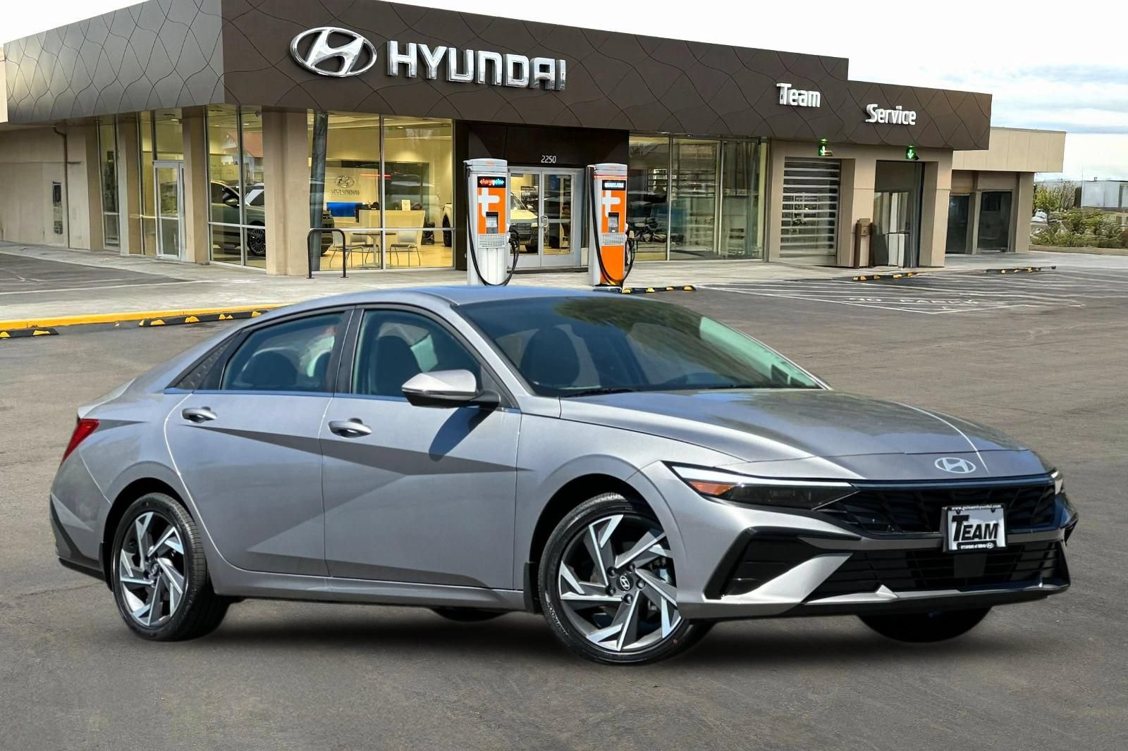 Used 2025 Hyundai Elantra Limited FWD image 2