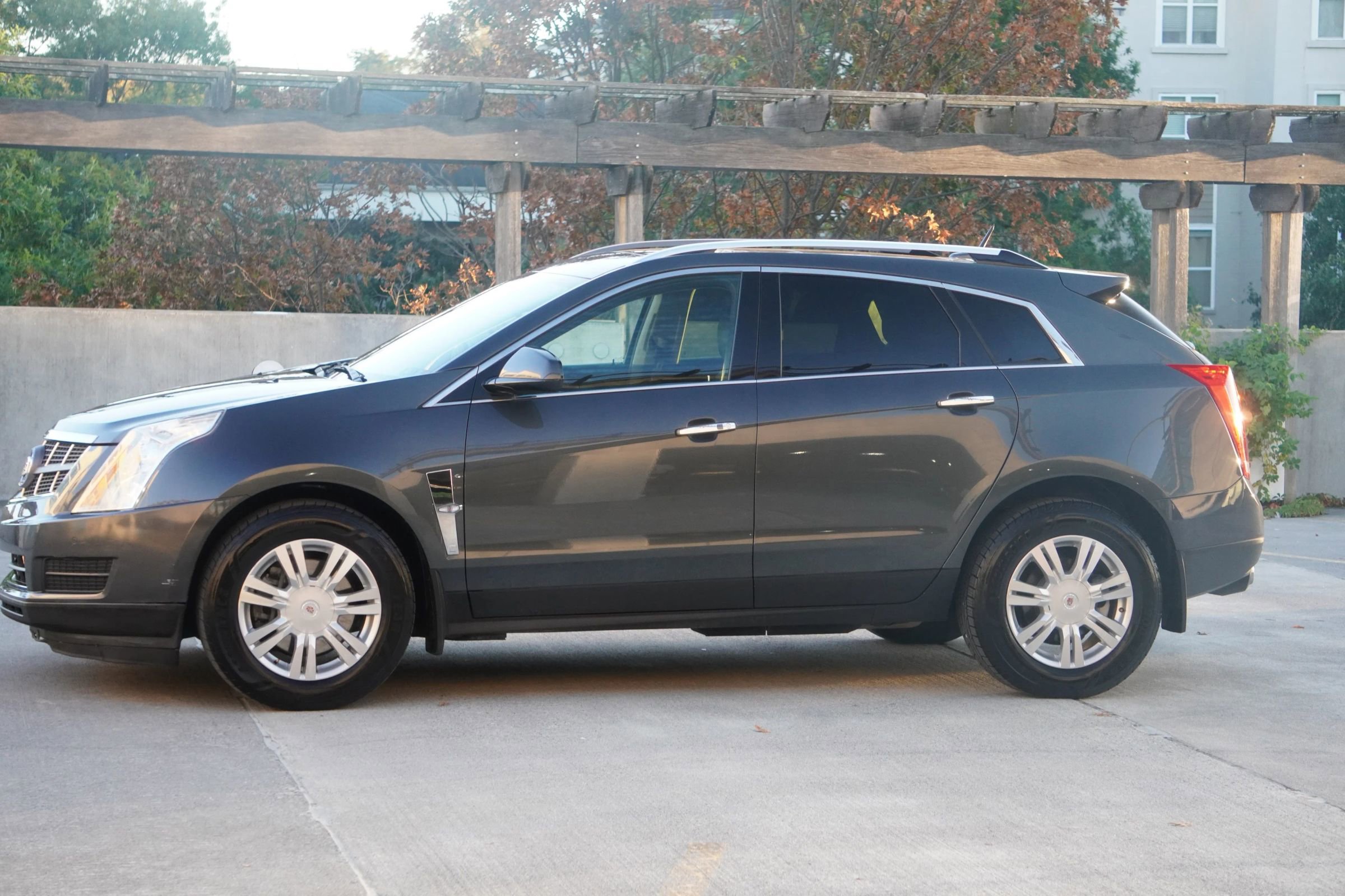 Used 2012 Cadillac SRX Luxury image 3