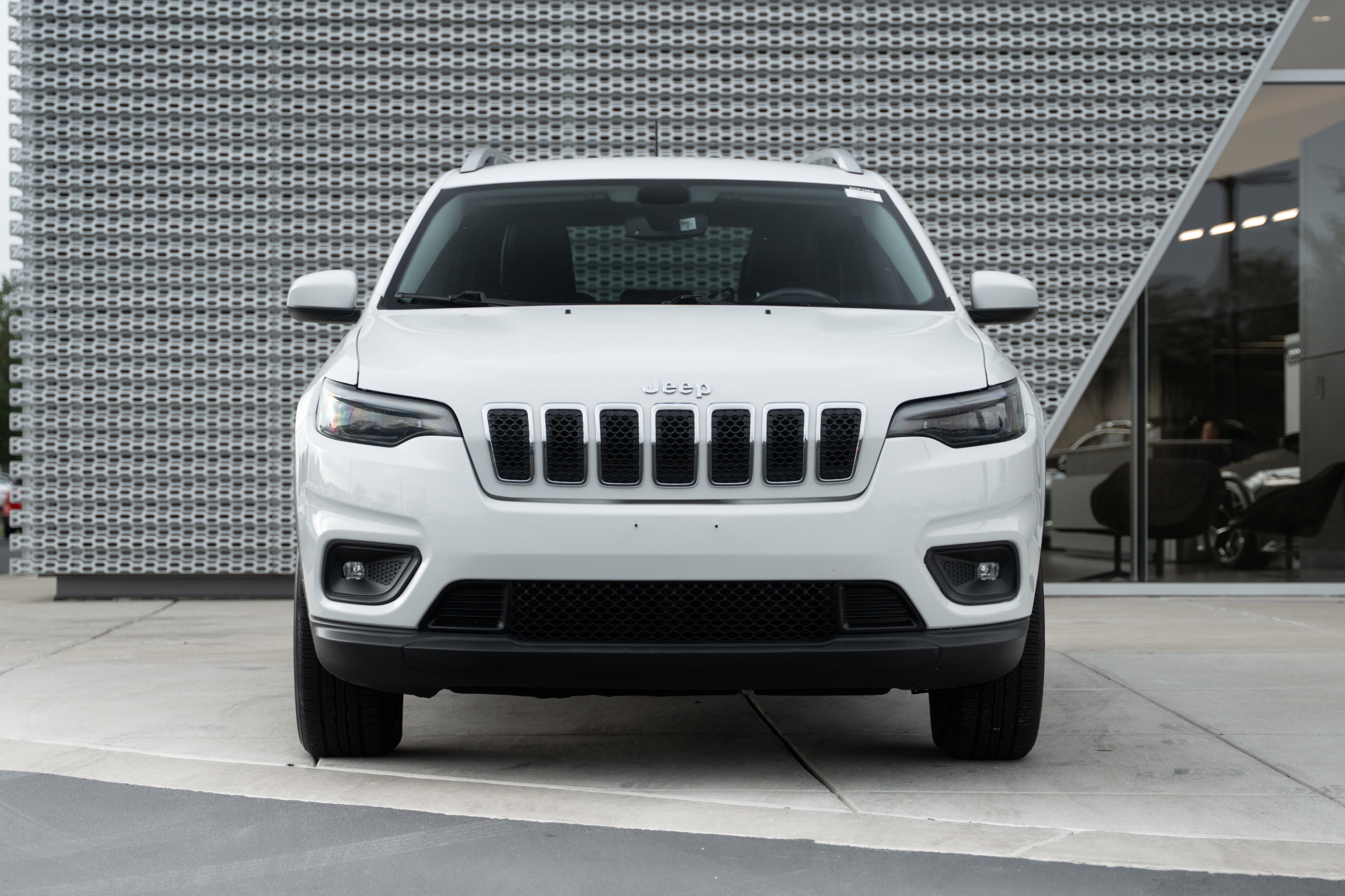 Used 2019 Jeep Cherokee Latitude Plus w/ Comfort/Convenience Group image 22