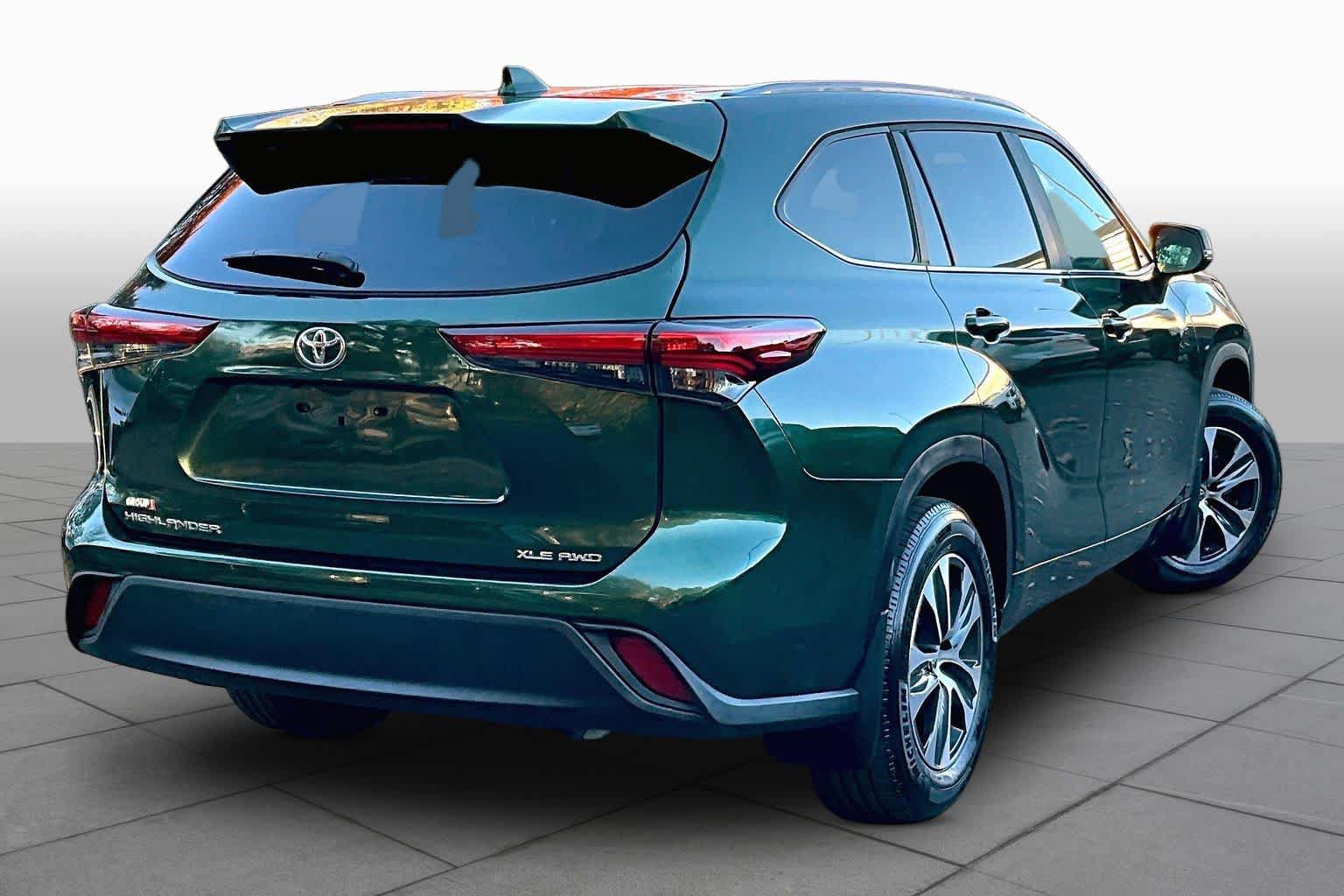 Used 2023 Toyota Highlander XLE AWD/4WD image 13