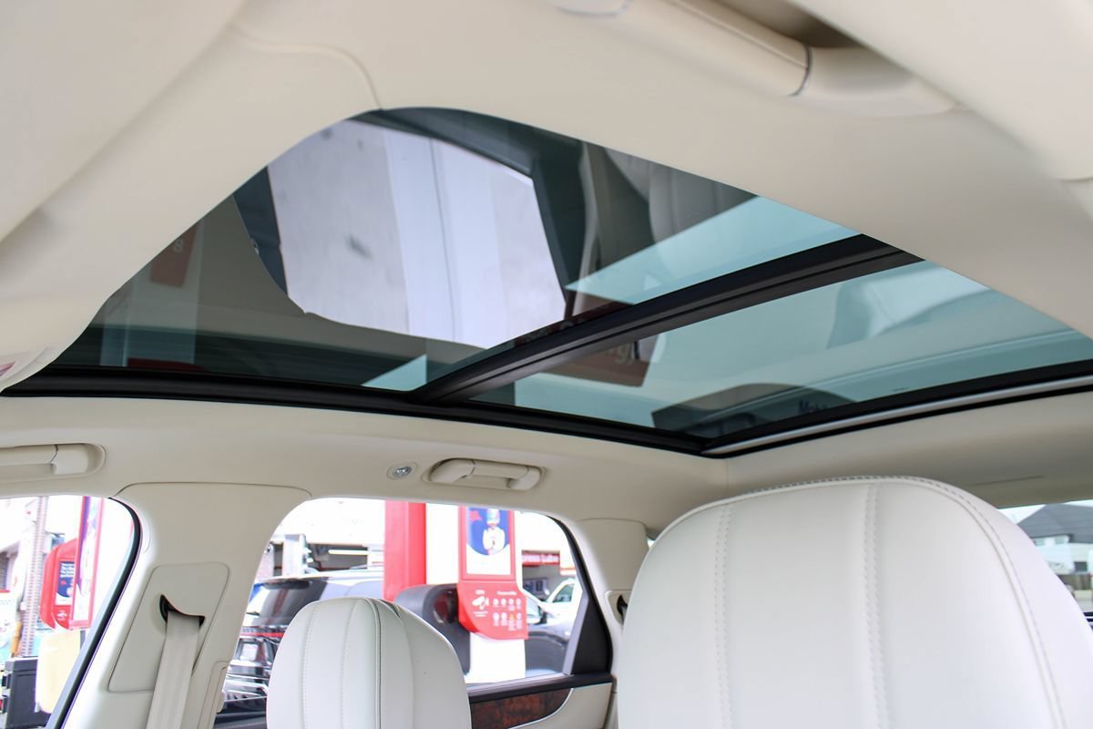 Used 2020 Bentley Bentayga Plug-In Hybrid AWD/4WD image 26