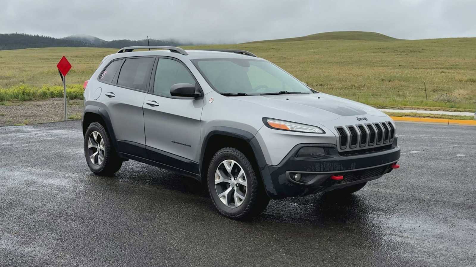Used 2017 Jeep Cherokee Trailhawk w/ Trailer Tow Group AWD/4WD image 2