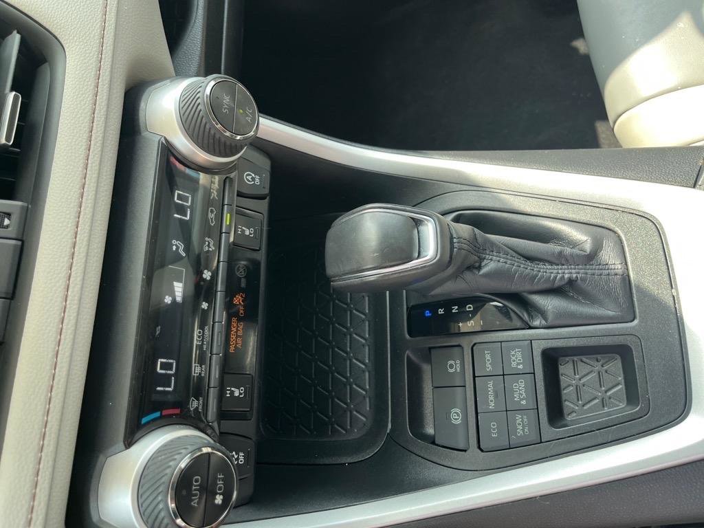 Used 2020 Toyota RAV4 XLE Premium image 12